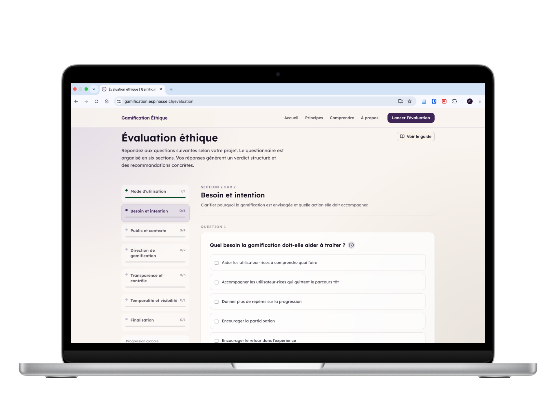 Aperçu de l'évaluation en ligne, affichée dans un MacBook : la question « Quel besoin la gamification doit-elle aider à traiter ? » avec le menu des sections à gauche